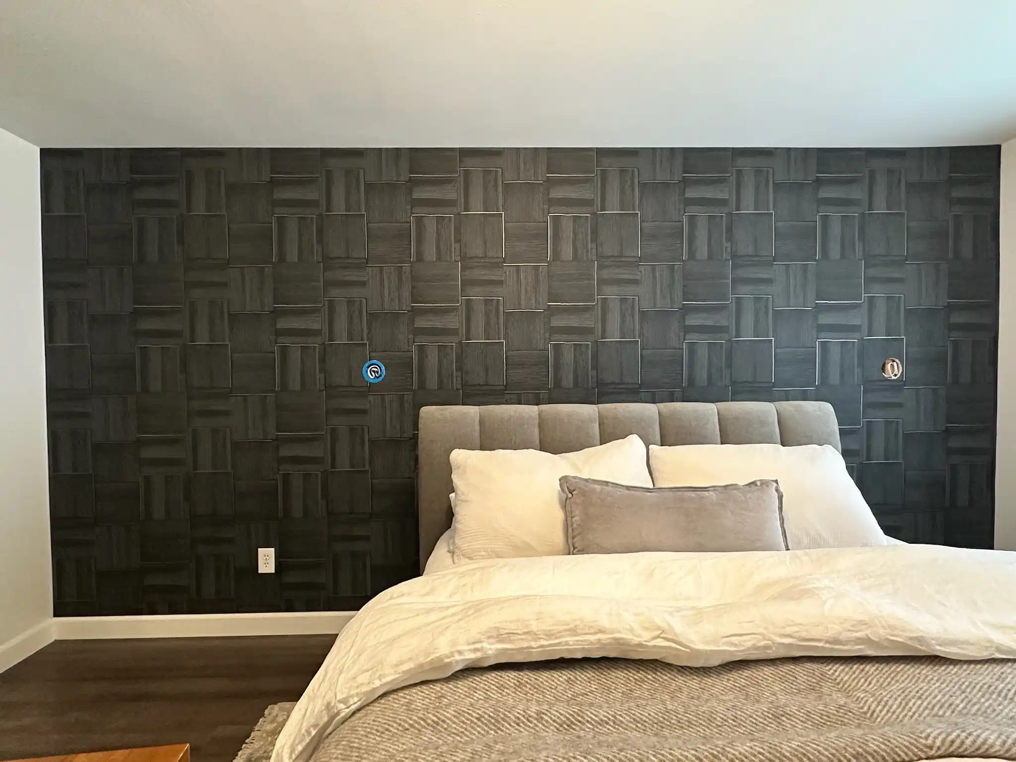 Evaluating a room for wallpaper installation in Azalea Park, Orlando