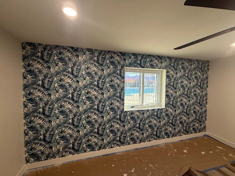 Evaluating a room for wallpaper installation in Parramore, Orlando